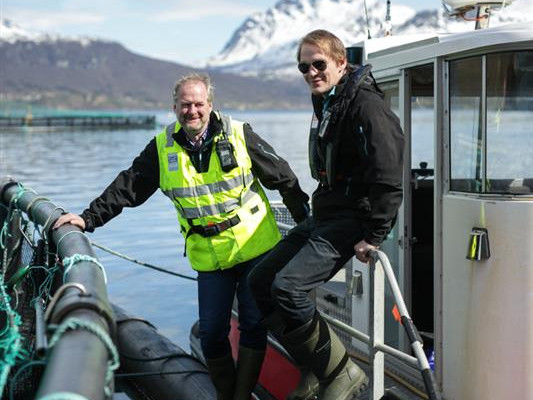 Zwei Männer auf einem Boot