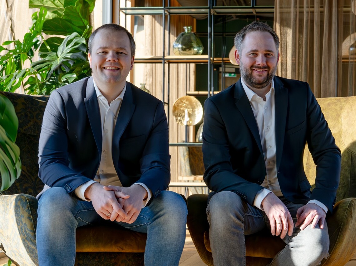 Außenanlage des ULRICHSHOF mit Alt- und Neubauten sowie Poolanlage.