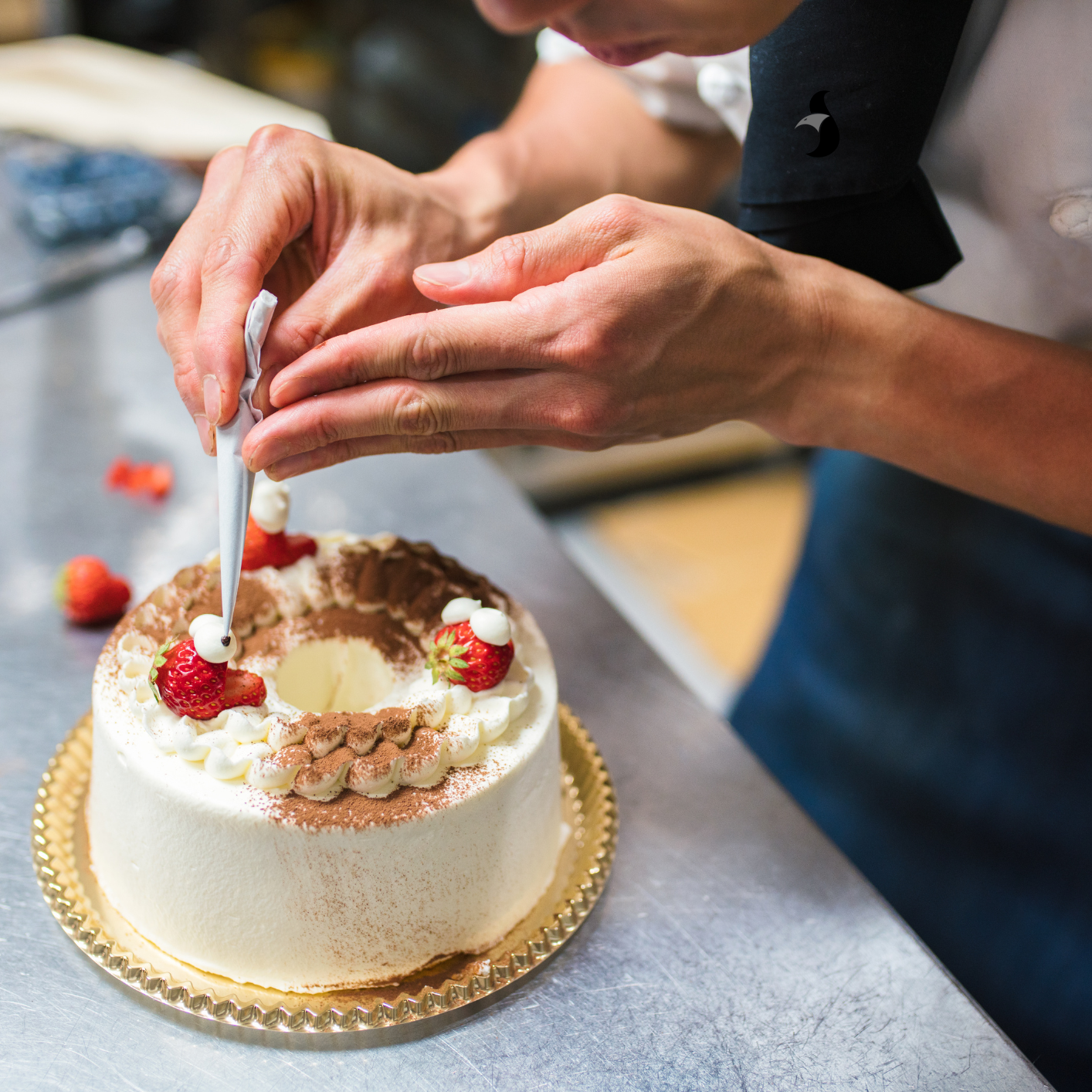 Albrecht + Neiss Konditor verziert Torte