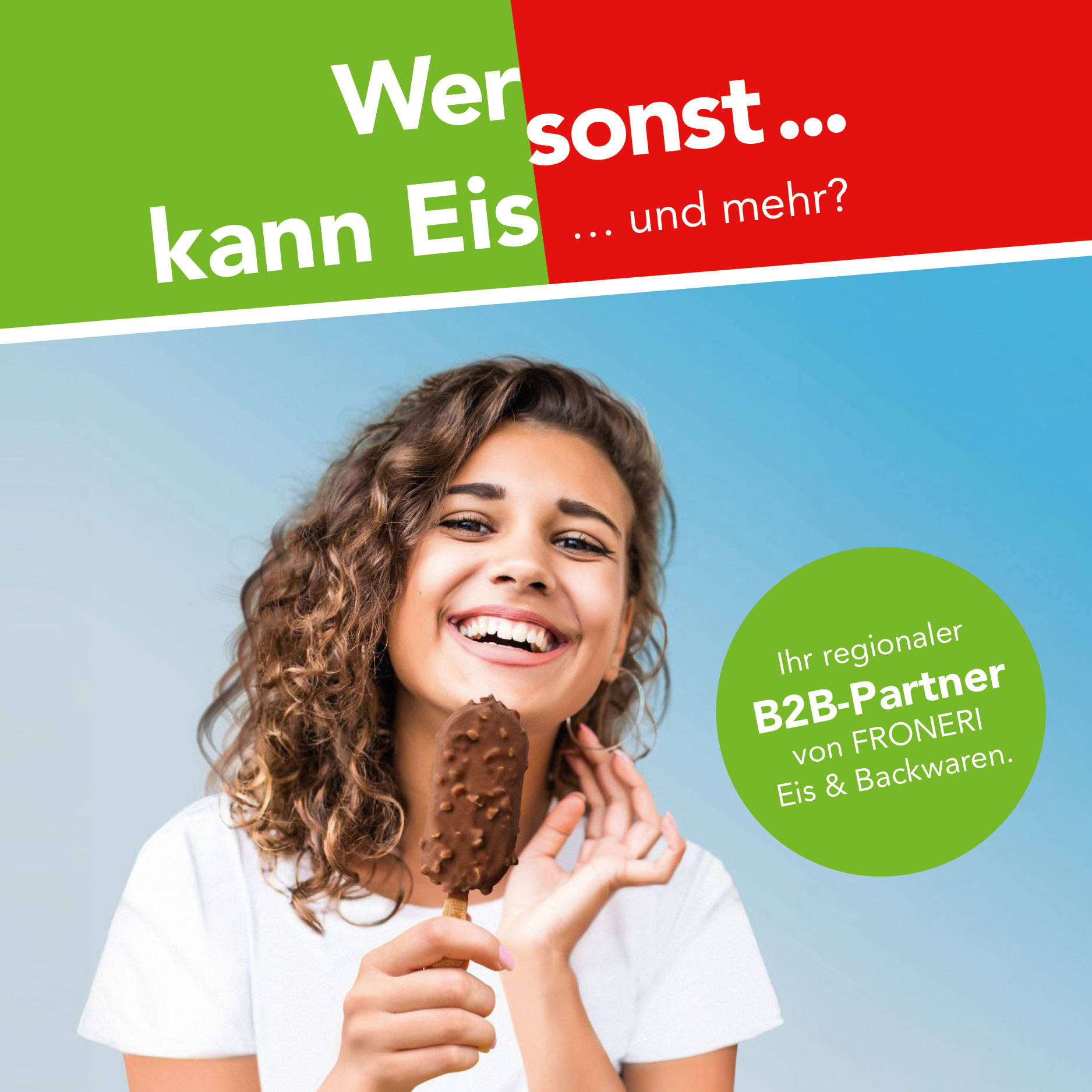Eine Frau lächelt und hält ein Eis.